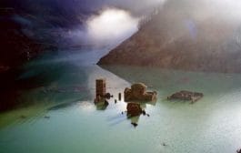 इटलीतील हे गाव भूतबाधा झाल्यामुळे पाण्यात होते दफन : 26 वर्षानंतर सरोवरातून बाहेर आले!