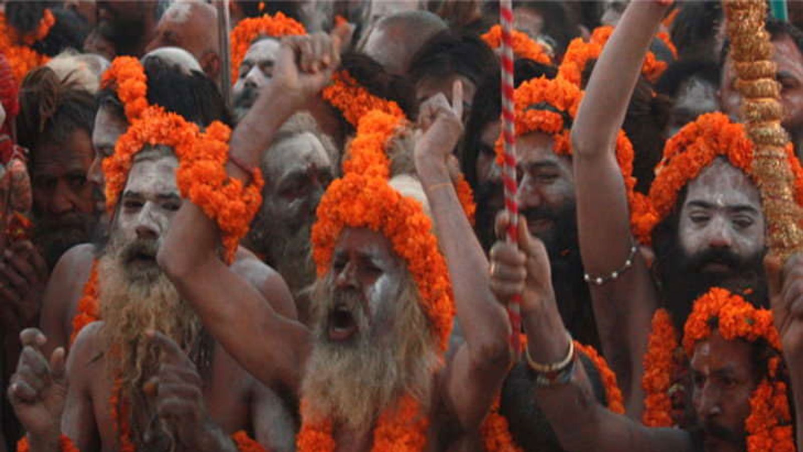 असे घडवतात नागा साधू : 6 वर्षे खडतर तप; स्वत:चे पिंडदान, दीड लाखापर्यंत खर्च; तीन टप्प्यांत दीक्षा...