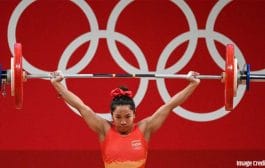 भारताच्या वेटलिफ्टर मीराबाई चानूने जिंकले रौप्यपदक