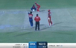 ओमानविरुद्ध नेपाळच्या रोहित पौडेलने हवेत उडी मारत पकडला झेल