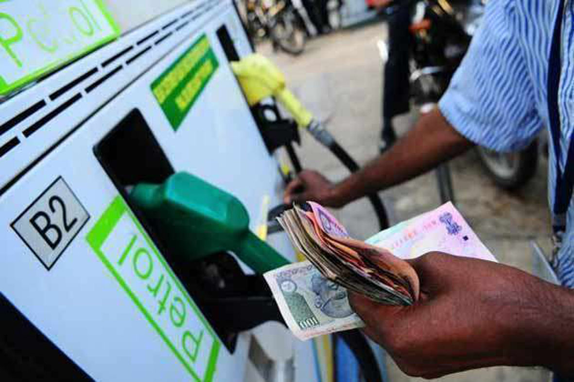 ‘या’ देशांमध्ये पेट्रोल आहे खूप स्वस्त,‘येथे’ एक लिटरची किंमत फक्त 1.49 रुपये