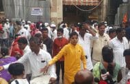 केंद्राकडुन तीन कृषी कायदे मागे,पंढरपुरात स्वाभिमानीचा साखर वाटुन आनंदोत्सव