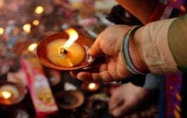 येथे पुरुष साडी नेसून पूजा करतात,जाणून घ्या त्यामागची कथा आणि प्रथा