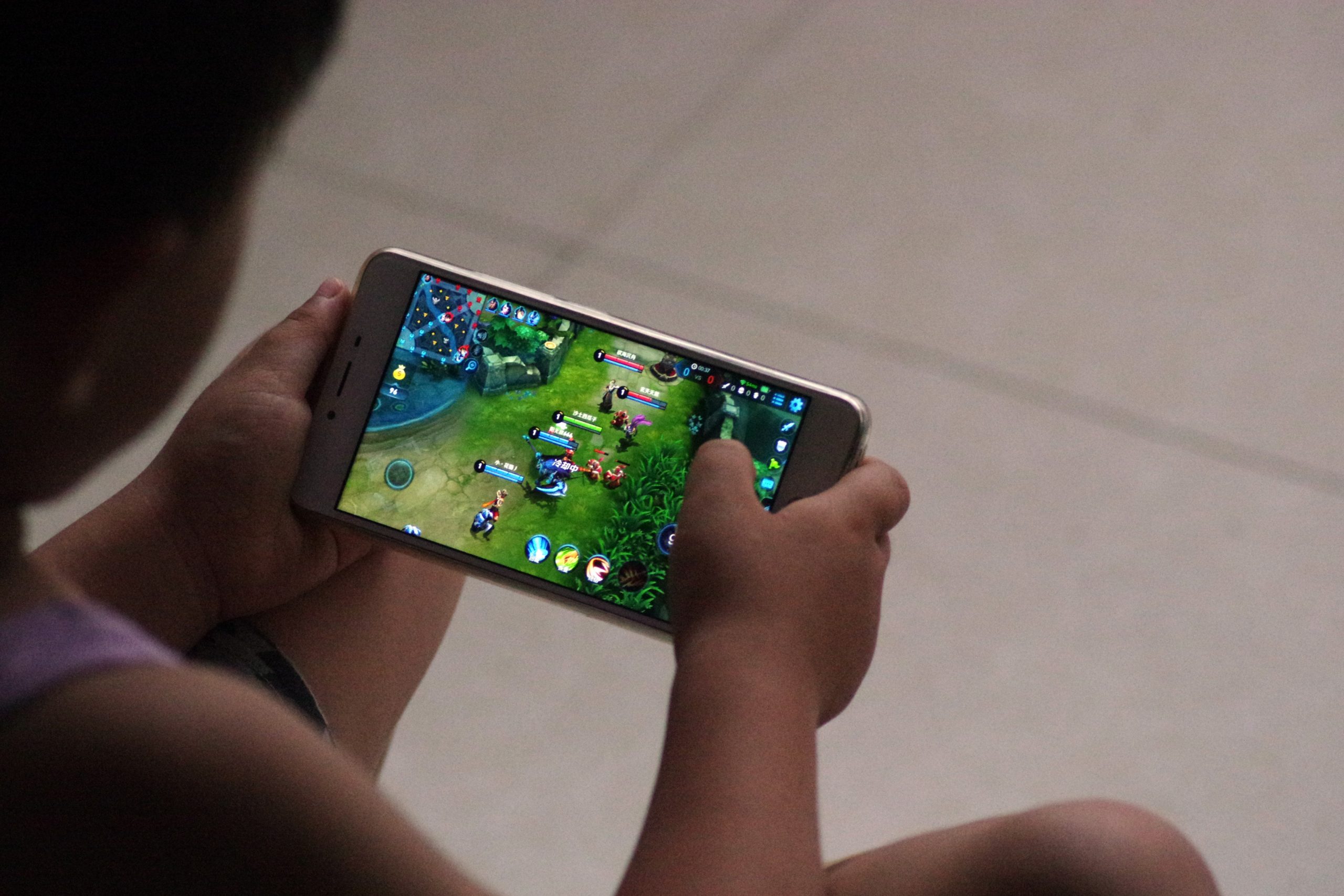 ऑनलाइन खेळांमुळे मुलांना 'गेमिंग डिसऑर्डर’; गेमिंगमुळे आरोग्याला हानी