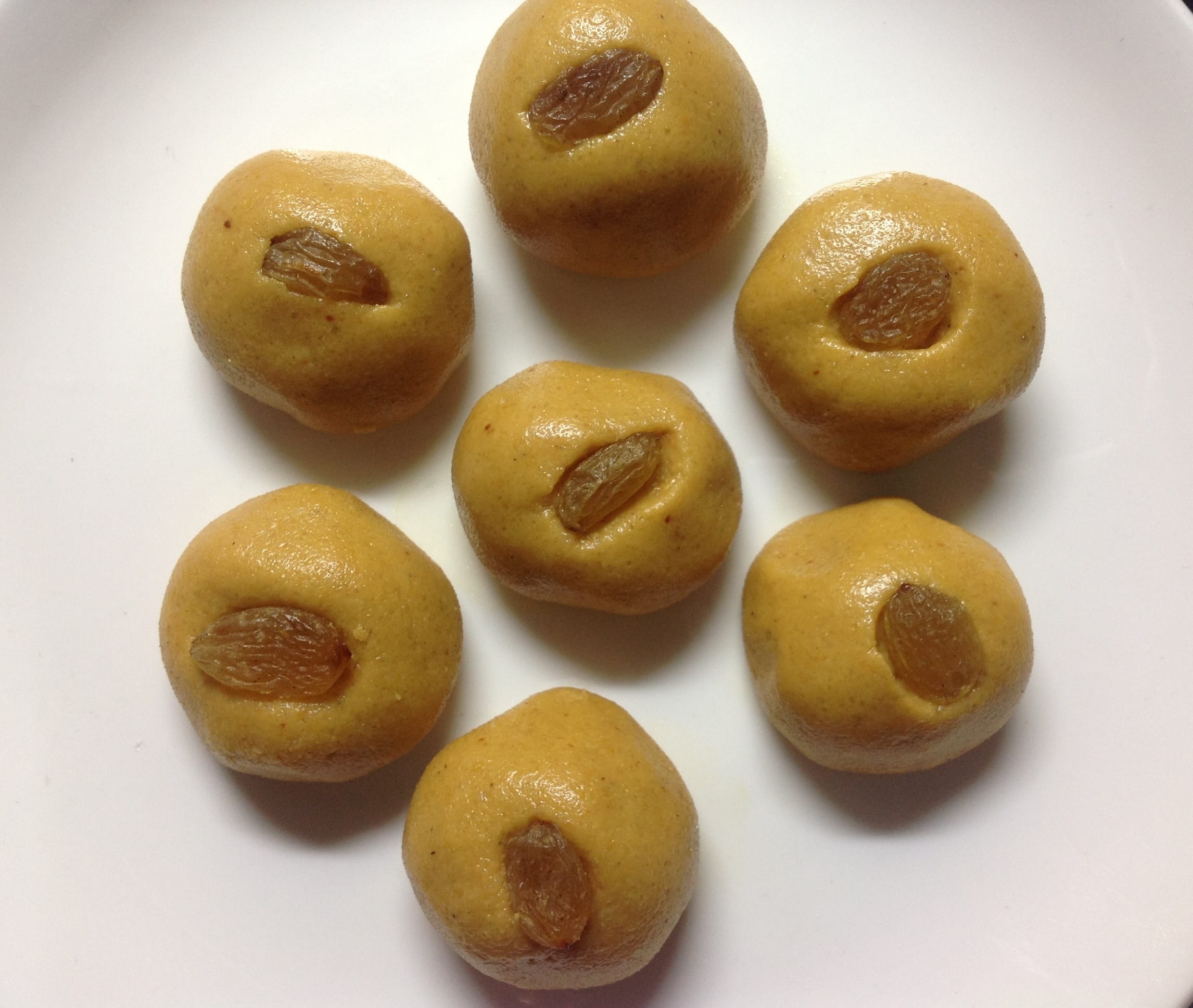 भाग्याची साथ मिळत नसेल तर बेसनच्या लाडूचा करा हा उपाय