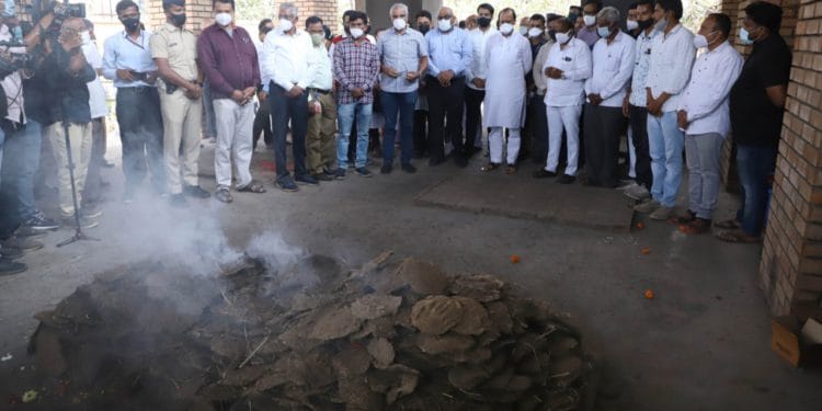 ज्येष्ठ विचारवंत प्रा. एन. डी. पाटील यांच्यावर शासकीय इतमामात अंत्यसंस्कार