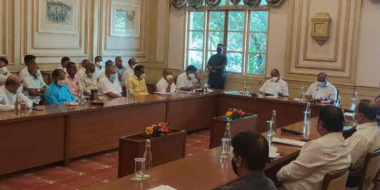 प्रवासी जनतेची गैरसोय टाळण्यासाठी एस.टी.च्या भविष्यासाठी संपकरी कर्मचाऱ्यांनी कामावर यावे-ज्येष्ठ नेते,खासदार शरद पवार यांचे आवाहन