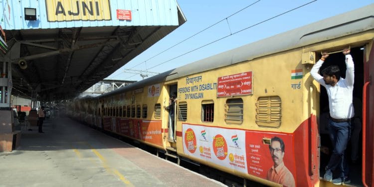 आता रेल्वेबोगींवर राज्य शासनाच्या कल्याणकारी योजनांची प्रसिद्धी