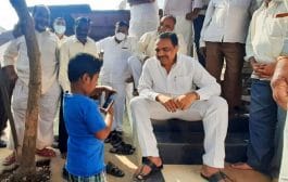 मंत्री जयंत पाटील यांची चिमुकल्यांमध्येही क्रेज!