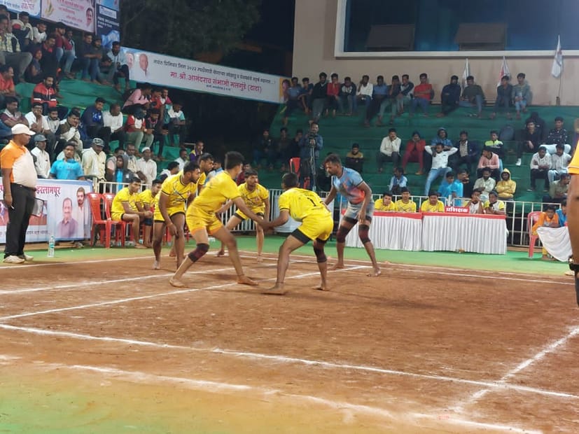 'जयंत प्रिमियर कबड्डी लिग' । स्व.जगदीशआप्पा पाटील रायडर्स,आदिती पॅंथर्स,जय हनुमान नागरी पतसंस्था टायगर्स,राजारामबापू ईगल्स हे संघ उपांत्य फेरीत