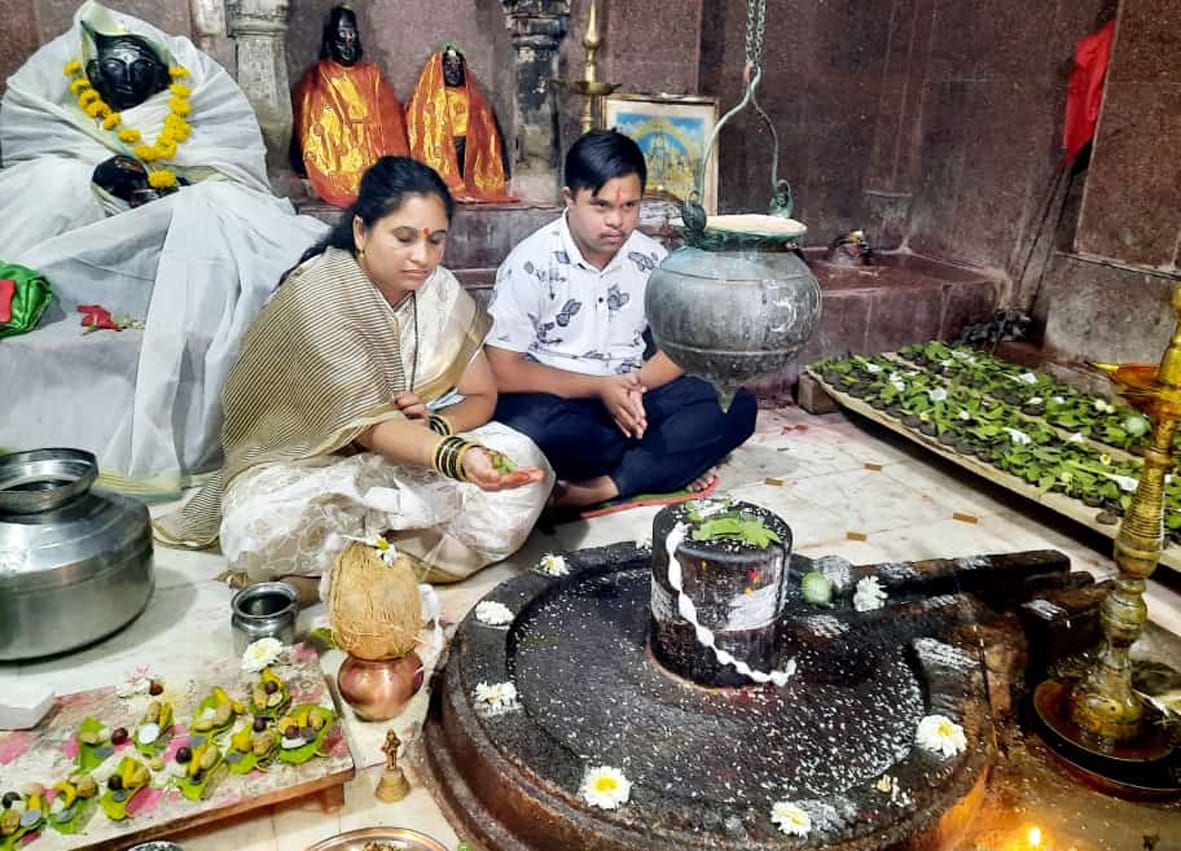 महाशिवरात्रीनिमित्त सौ.सविता डांगे यांनी केले ३०० शिवलिंग पिंडीचे चौंडी येथे पूजन