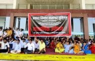 इस्लामपूर । प्रकाश कामगार युनियनच्या वतीने लाक्षणिक उपोषण सुरू