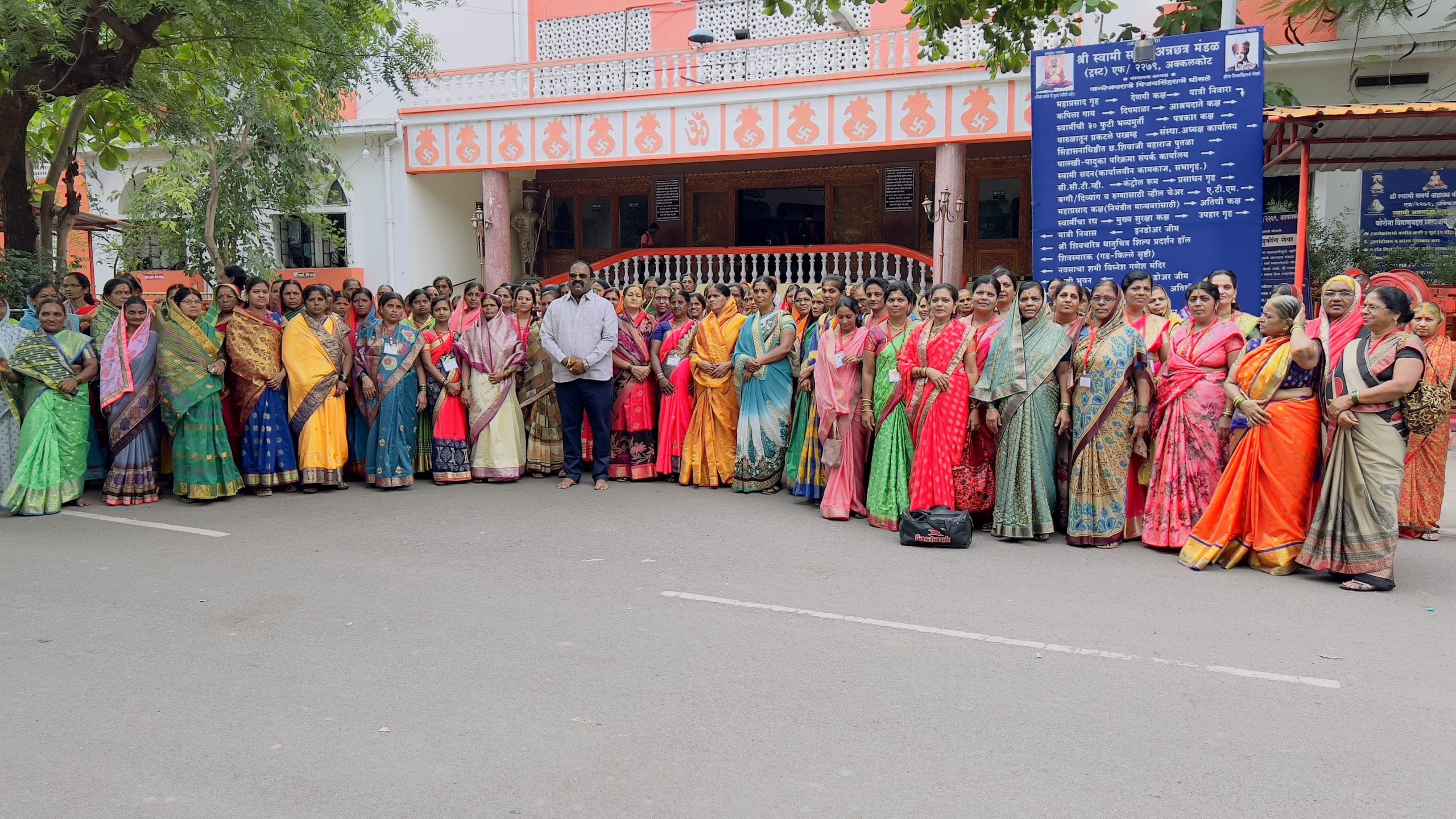 शिरटेतील उद्योजकाने मुलाच्या वाढदिवसानिमित्त महिलांना घडविले अक्कलकोट दर्शन