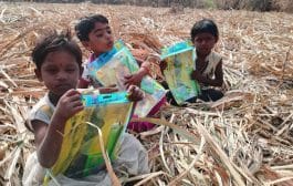 ऊसतोड कामगारांच्या मुलांच्या हातात कोयत्याऐवजी पुस्तक