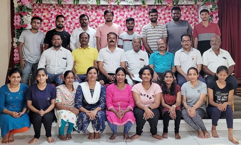 इस्लामपूर येथे योग प्रवेश आणि परिचय वर्गाचा निरोप समारंभ संपन्न