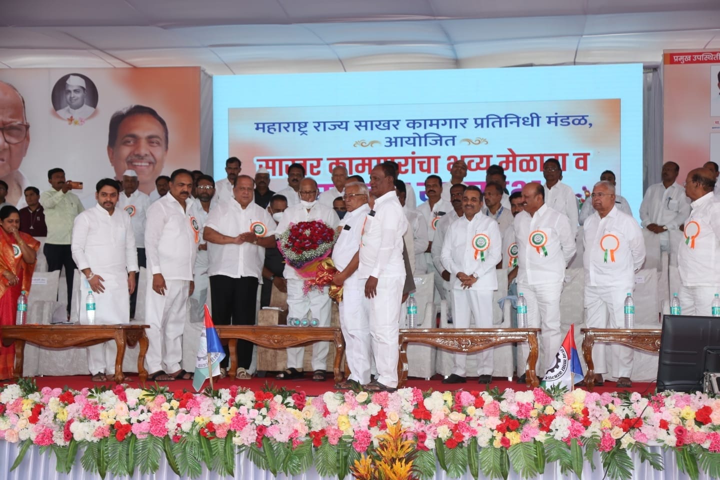 राज्यातील बंद पडलेले सहकारी साखर कारखाने चालू करण्याबाबत धोरणात्मक निर्णय घेवू - खा.शरद पवार