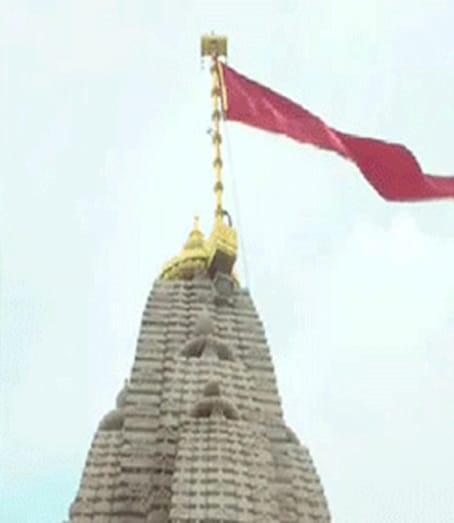 500 वर्षांनंतर मंदिराच्या कळसावर फडकवला ध्वज