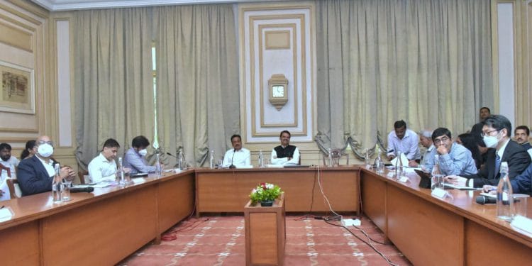 येत्या दोन वर्षात प्रत्येक जिल्ह्यात वैद्यकीय महाविद्यालय उभारा; देवेंद्र फडणवीस यांचे निर्देश