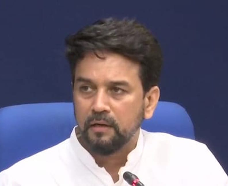 मुख्य प्रवाहातल्या प्रसारमाध्यमांना सर्वाधिक धोका प्रमुख वृत्त वाहिन्यांपासूनच : अनुराग ठाकूर