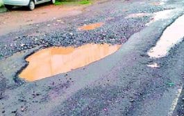 रस्त्यांवरील खड्ड्यांबाबत तक्रार करा; आता 'या' टोल फ्री क्रमांकावर !