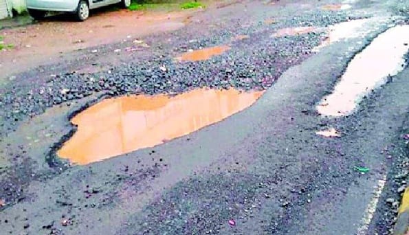 रस्त्यांवरील खड्ड्यांबाबत तक्रार करा; आता 'या' टोल फ्री क्रमांकावर !