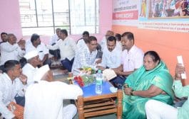 बहे। प्रांताधिकाऱ्यांनी भाषणाला फाटा देत साधला जनतेशी थेट संवाद