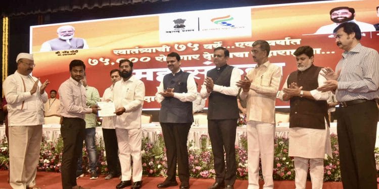 वर्षभरात 75 हजार शासकीय नोकऱ्या उपलब्ध करणार
