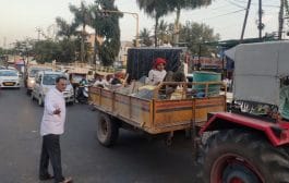 इस्लामपूर । वाहतूक कोंडी नियंत्रणासाठी माजी नगराध्यक्ष उतरले रस्त्यावर