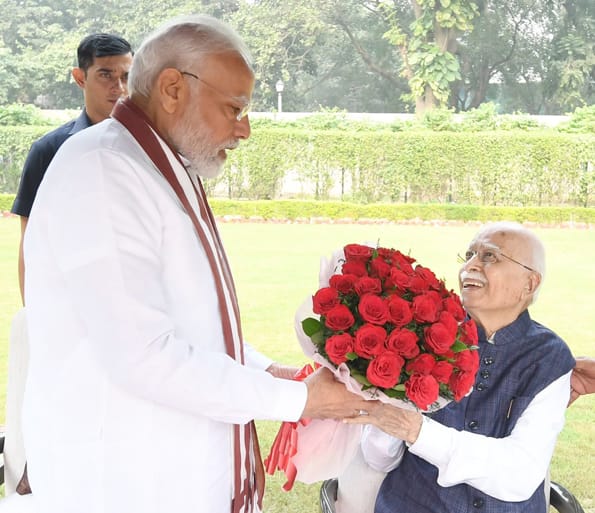 पंतप्रधानांनी लालकृष्ण अडवाणींना दिल्या वाढदिवसाच्या शुभेच्छा !