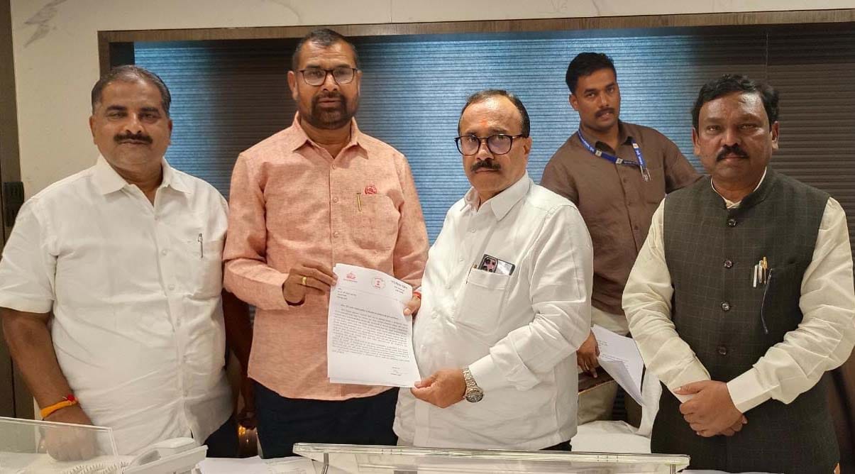 उसाच्या विविध प्रश्नांसंदर्भात सदाभाऊ खोत यांनी घेतली सहकार मंत्र्यांची भेट