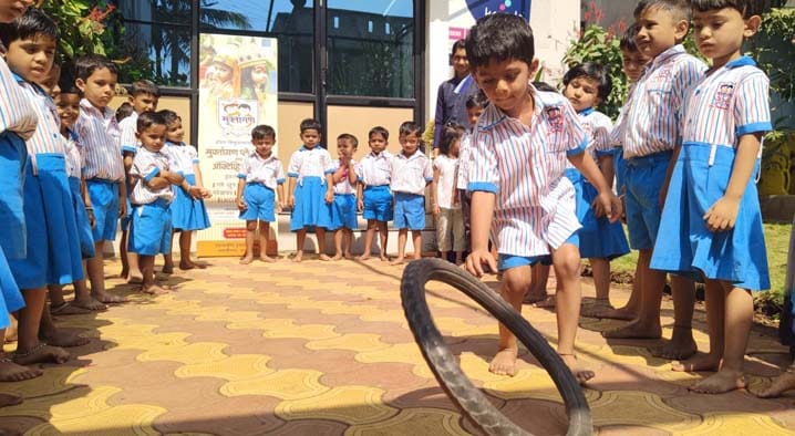 चिमुकल्यांनी घेतला जुन्या हरवलेल्या खेळांचा आनंद...!