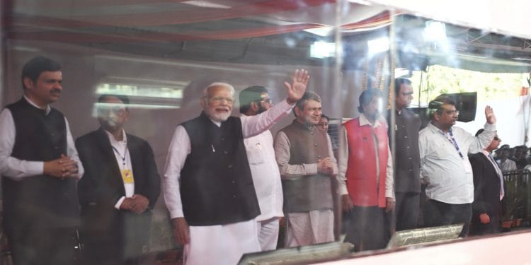 ‘वंदे भारत’ एक्सप्रेस भारताच्या विकासाचे प्रतीक – प्रधानमंत्री नरेंद्र मोदी