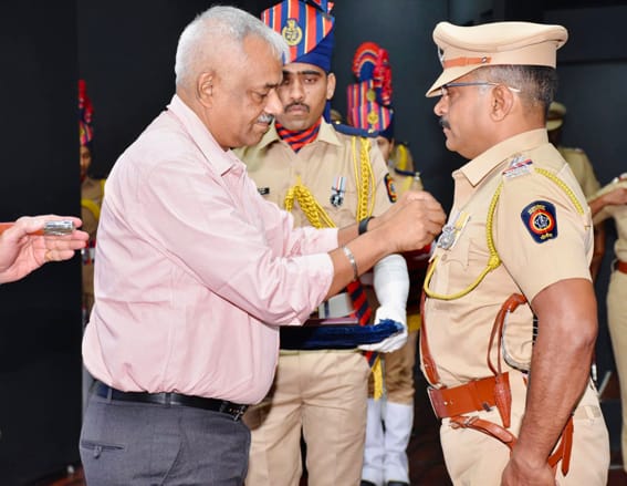 वरिष्ठ पोलीस निरिक्षक प्रताप मानकर यांचा पोलीस महासंचालक सन्मानचिन्ह पदक देवून गौरव