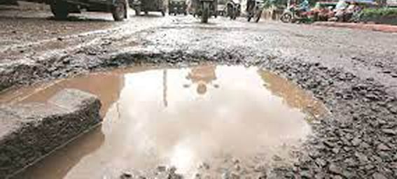 रस्त्यावरील खड्ड्यांची करा मोबाइलवरून तक्रार