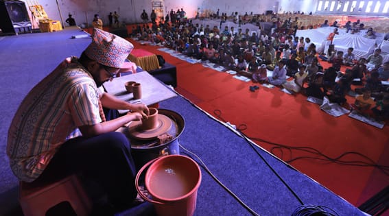 ...जेव्हा माती आकार घेते तेव्हा !