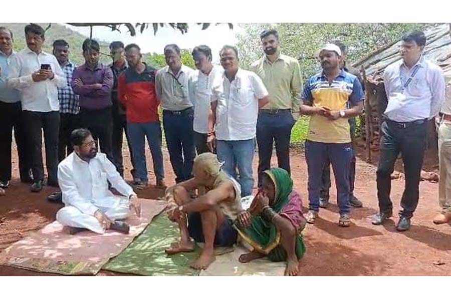 मुख्यमंत्री एकनाथ शिंदे यांचा संवेदनशीलपणा; गरीब वृध्द दाम्पत्याला दिला मदतीचा हात