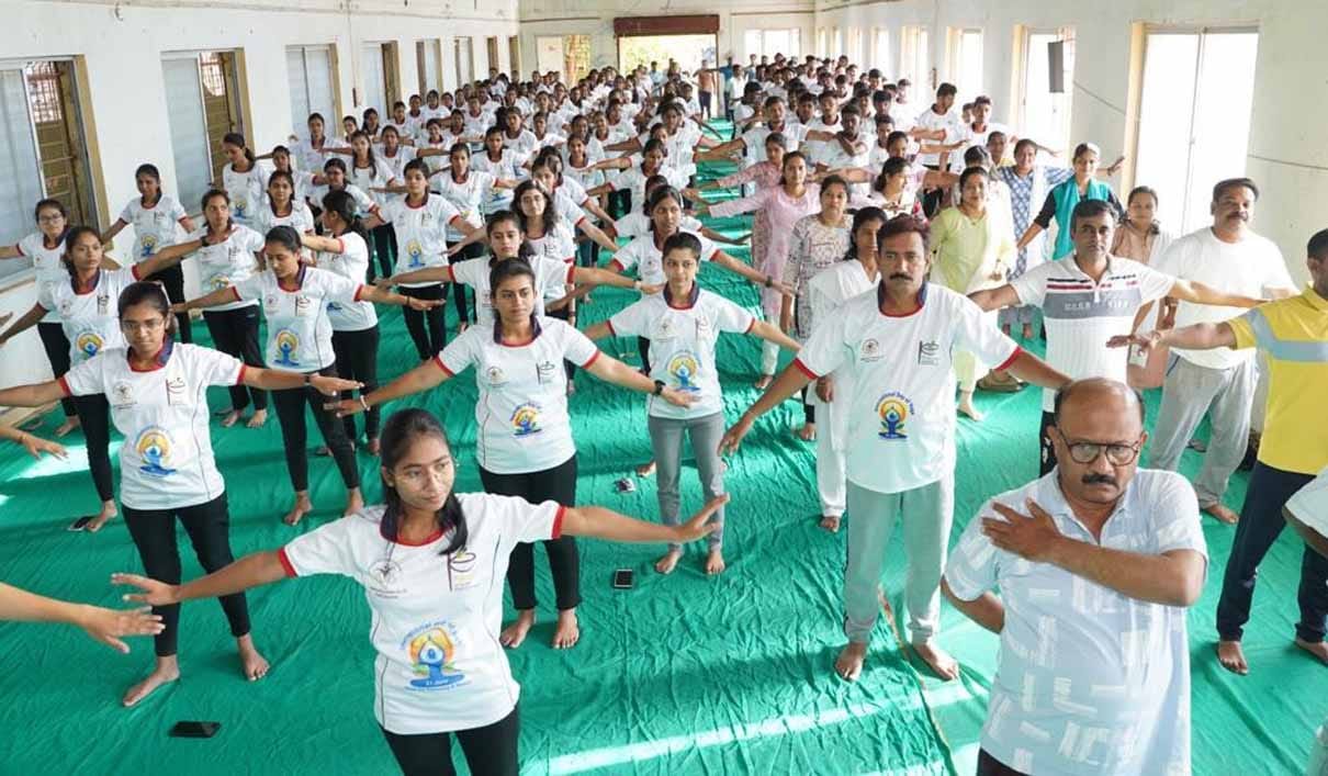 इस्लामपूर । एलआरपी आयुर्वेदिक मेडिकल कॉलेजमध्ये आंतरराष्ट्रीय योग दिवस साजरा