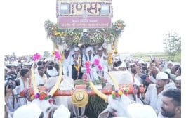 देवेंद्र फडणवीस यांनी केले माऊलींच्या पालखीचे सारथ्य