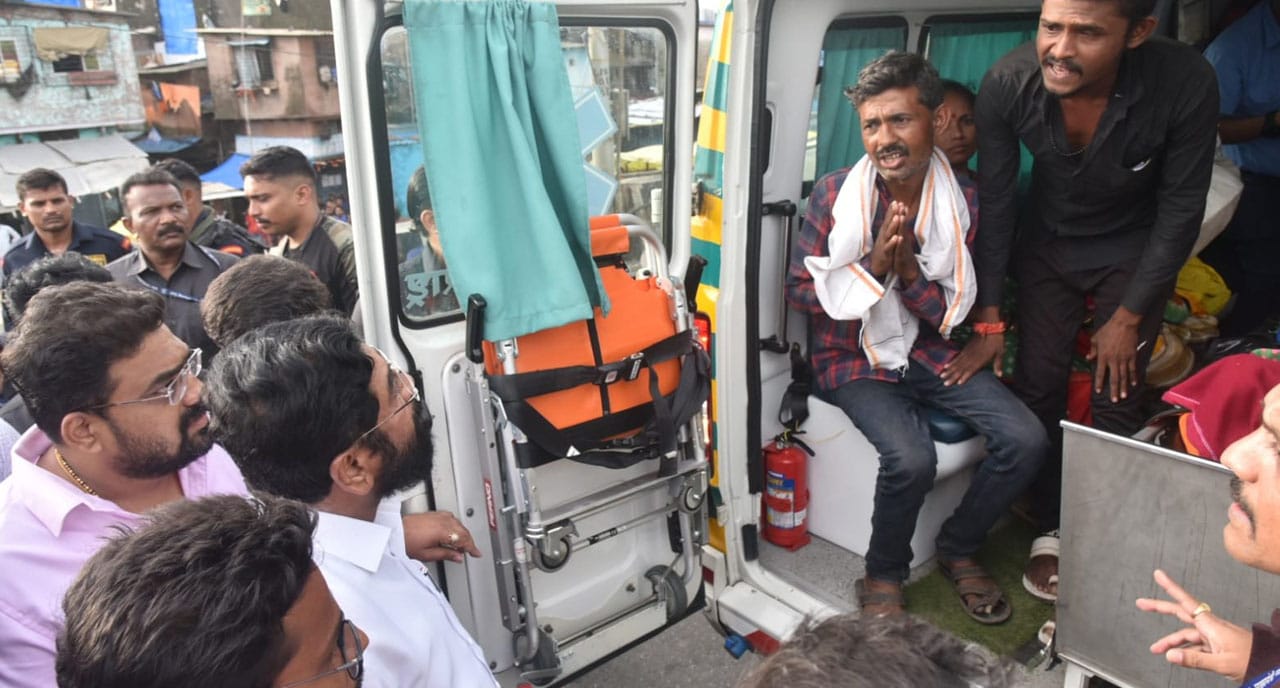 मुख्यमंत्री जेव्हा रुग्णाला आपल्या ताफ्यातील रुग्णवाहिका देतात…