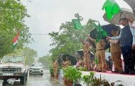 मुसळधार पावसात फडणवीसांकडून निर्भया पथकाच्या वाहनांचे लोकार्पण