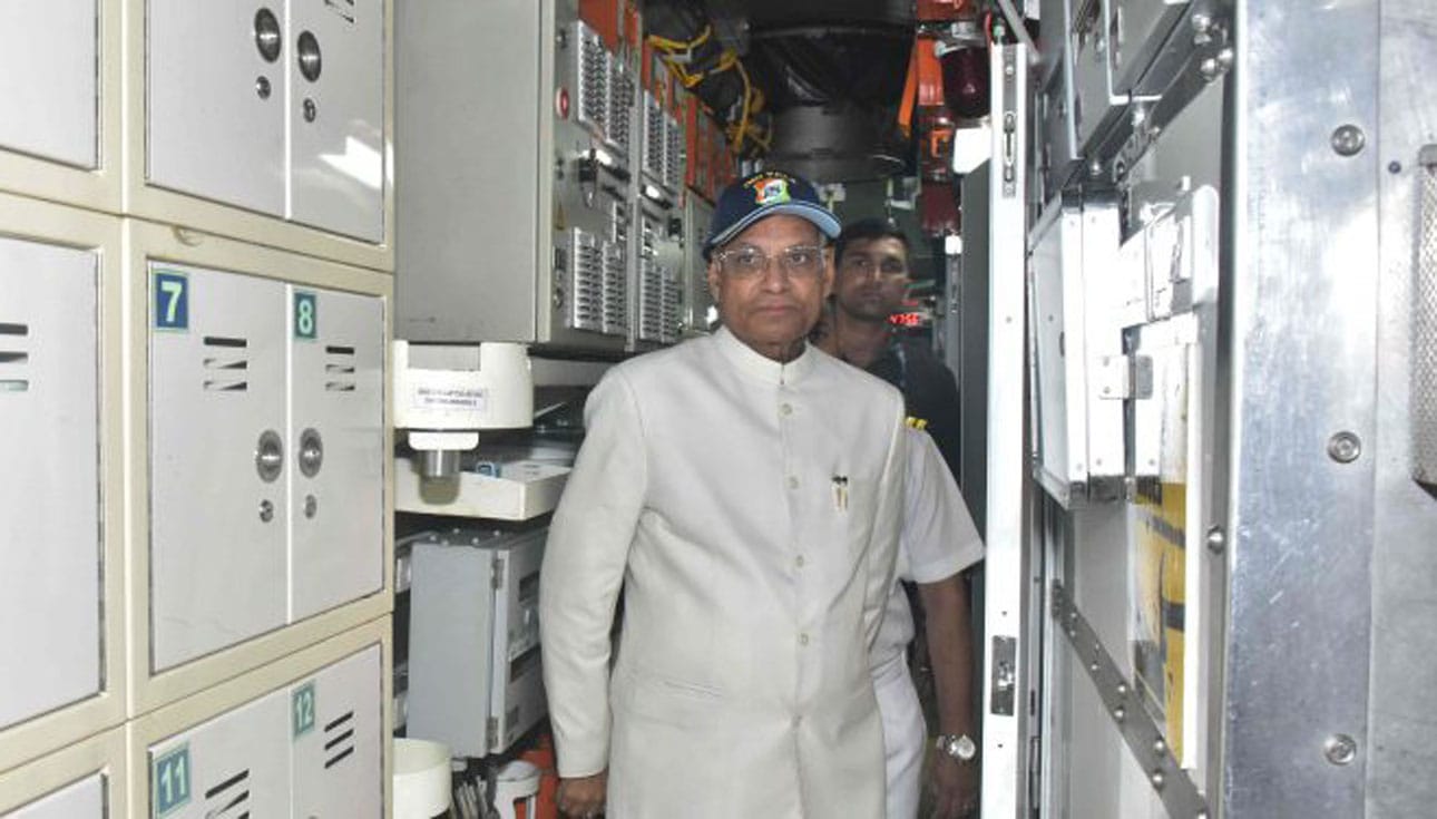 राज्यपालांची युद्धनौकेला भेट; पाणबुडीची देखील केली पाहणी