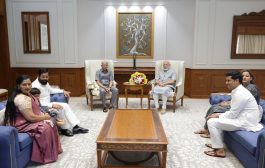 मुख्यमंत्र्यानी घेतली सहकुटुंब प्रधानमंत्री नरेंद्र मोदी यांची सदिच्छा भेट