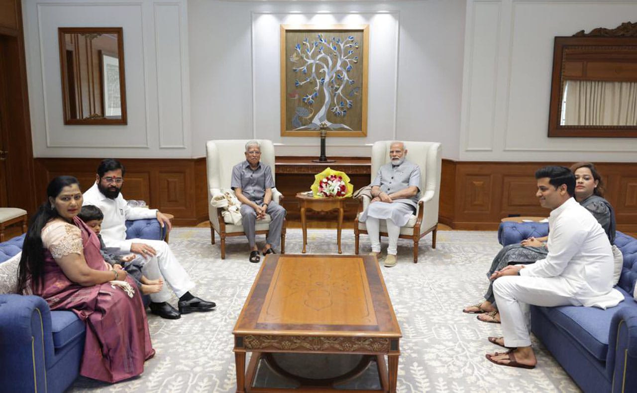 मुख्यमंत्र्यानी घेतली सहकुटुंब प्रधानमंत्री नरेंद्र मोदी यांची सदिच्छा भेट