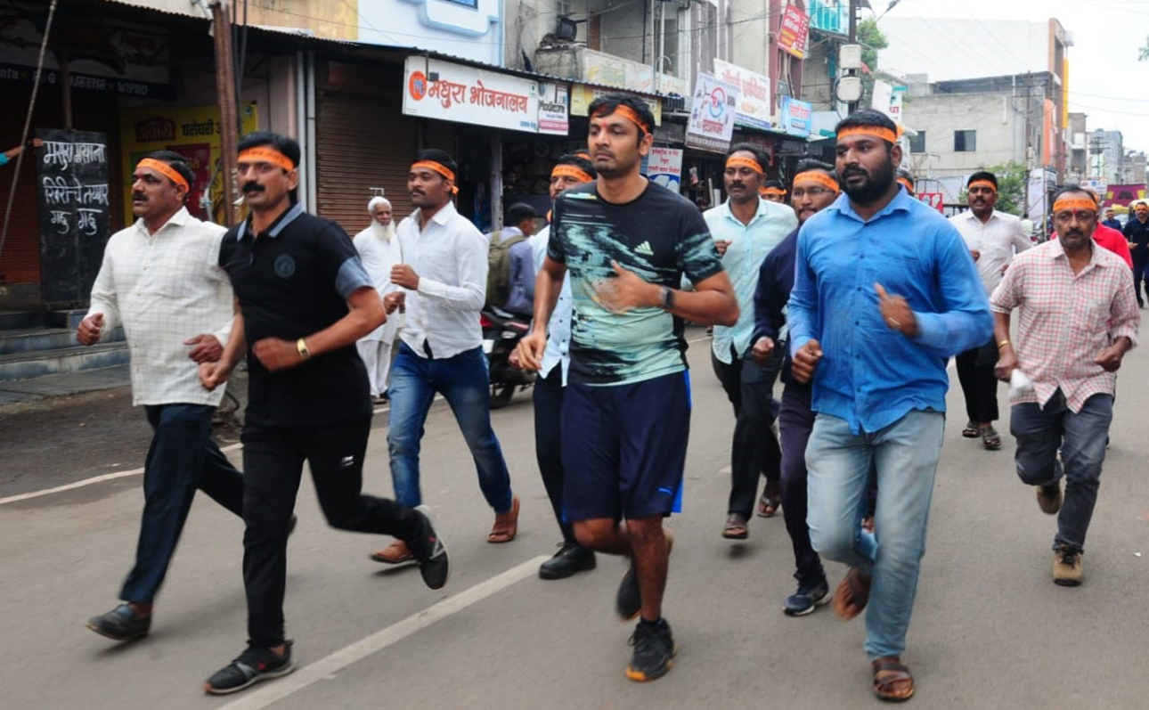 प्रतिकदादांनी साडेतीन किलोमीटर अंतर धावत पूर्ण केली मॅरेथॉन स्पर्धा!