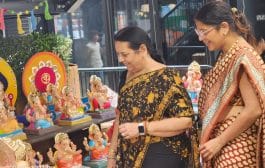 मराठी तरुणीने लंडन येथे स्टॉल सुरू केला गणेश विक्री स्टॉल