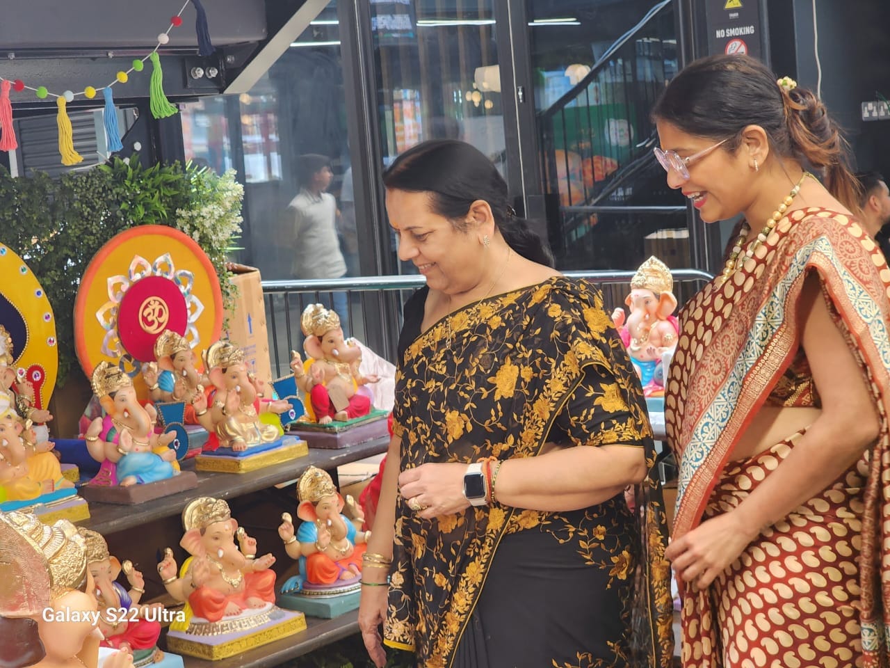 मराठी तरुणीने लंडन येथे स्टॉल सुरू केला गणेश विक्री स्टॉल