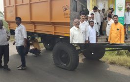'स्वाभिमानी' आक्रमक : ट्रॅक्टर टायरमधील हवा सोडली; वाहतूक रोखली...गट ऑफिसला ठोकले टाळे