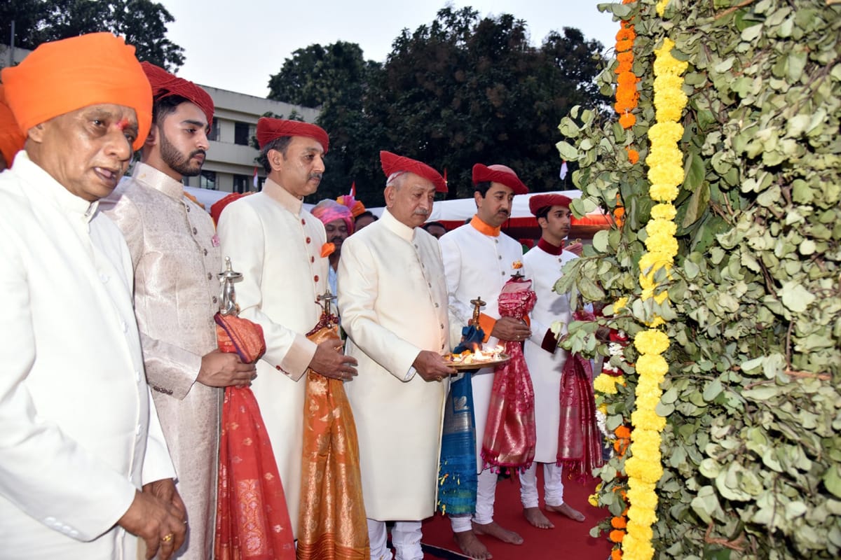 कोल्हापूरचा ऐतिहासिक दसरा सोहळा दिमाखात साजरा, शाही लवाजम्यातील मिरवणुकीने वेधून घेतले लक्ष