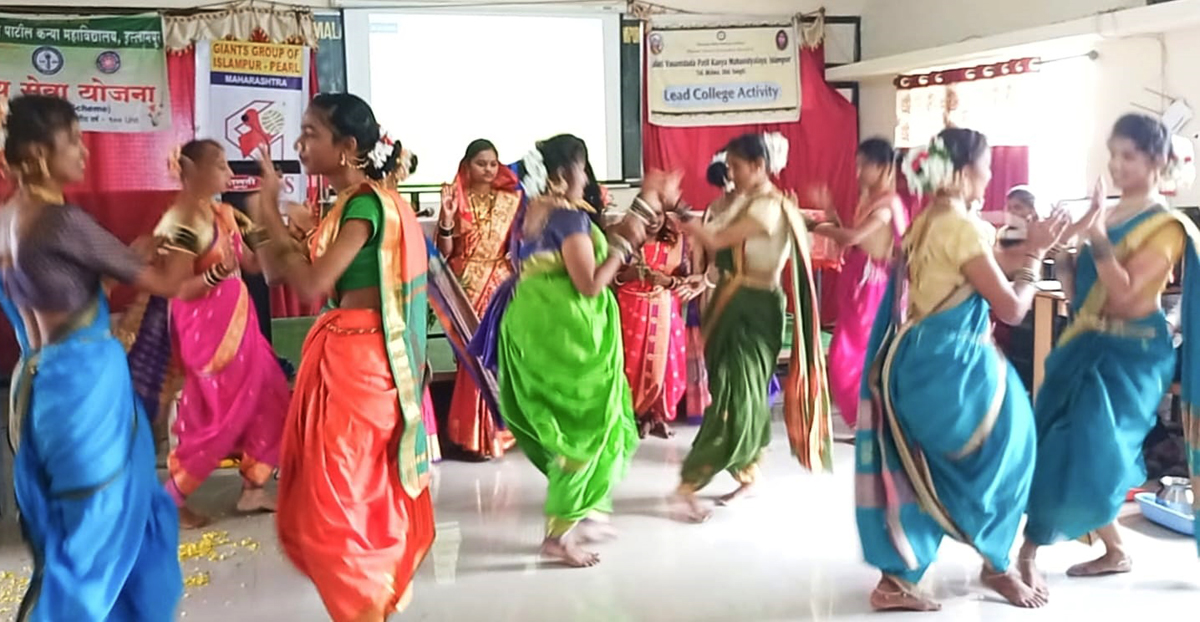 नवतरुणींनी गौरी गीत,नृत्य स्पर्धेतून घडवले लोकसंस्कृतीचे दर्शन !