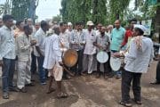 'स्वाभिमानी' चे हुतात्मा आणि राजारामबापू कारखान्यावर 'ढोल बजाव' आंदोलन!